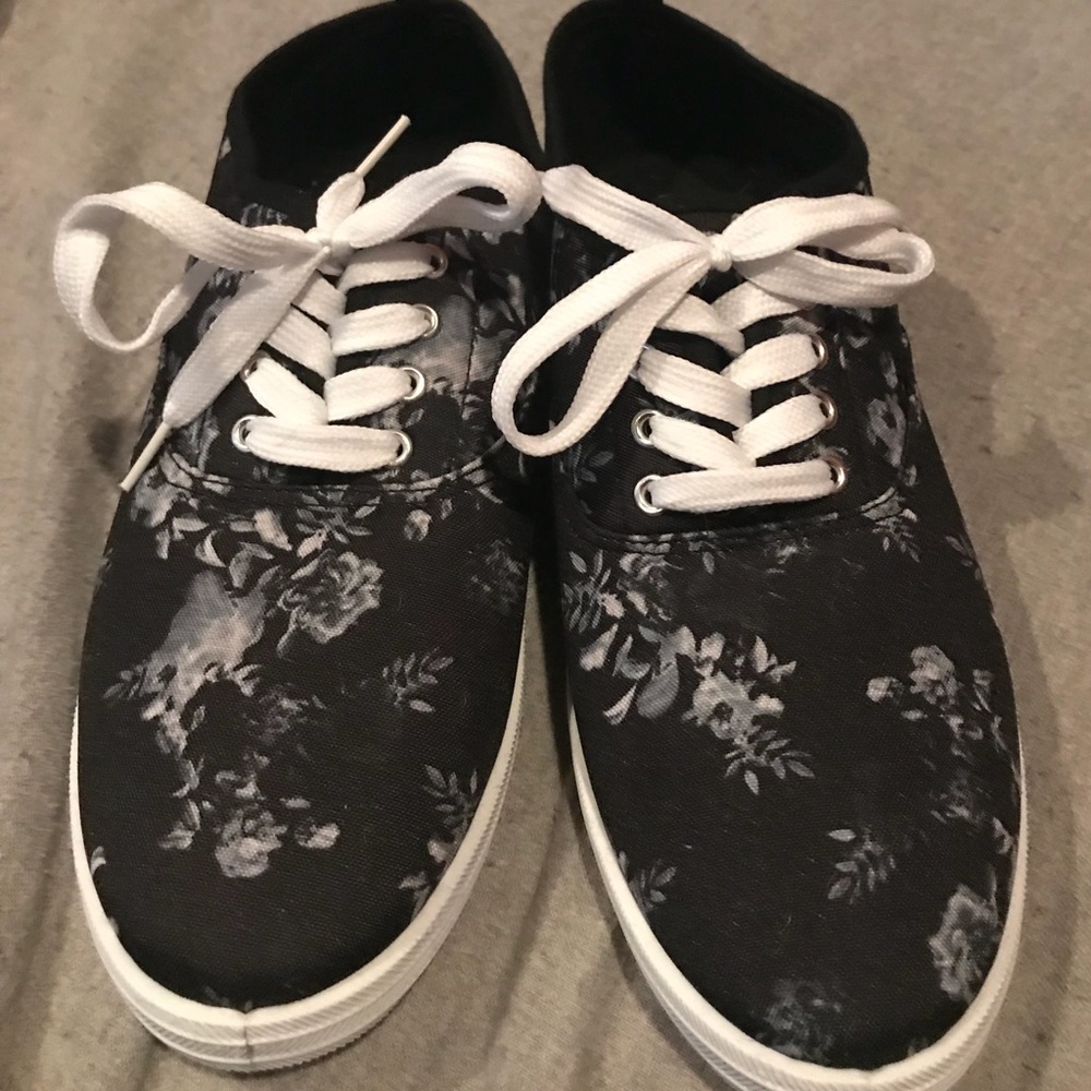 Black floral print sneakers
